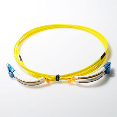 Color amarillo a dos caras del cordón de remiendo de la fibra con varios modos de funcionamiento del SC UPC bota del ángulo de 90 grados